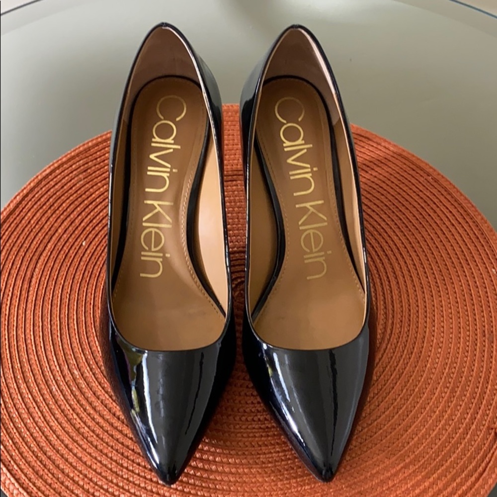 Black patent leather pump. Beautiful, classy.